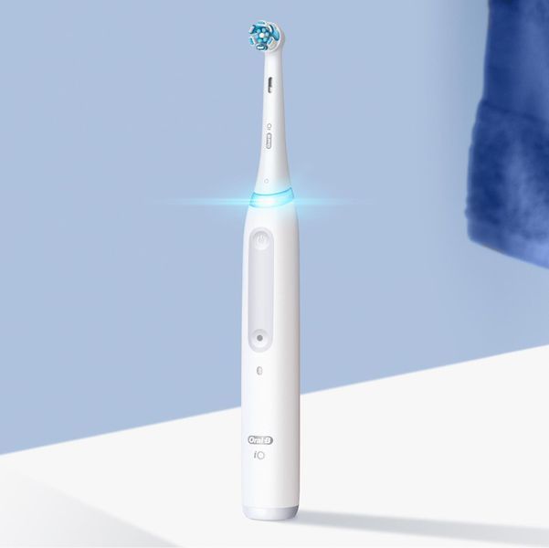 Электрическая зубная щетка Oral-B iO Series 4 White 465290 фото