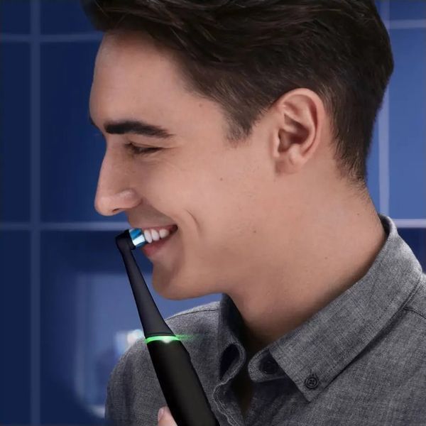 Електрична зубна щітка Oral-B iO Series 6 iOM6.1B6.3DK Black 532932 фото