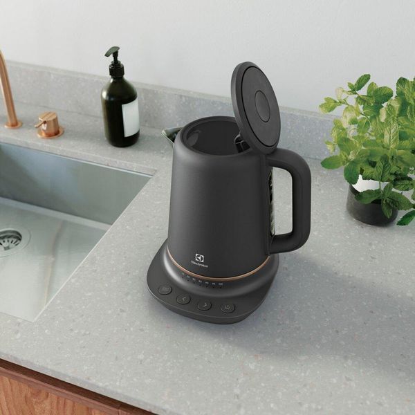 Електрочайник Electrolux E7K1-6BP 331030ua фото